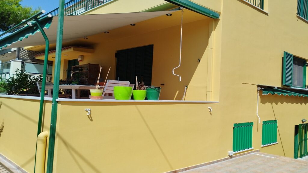 μονοκατοικία στη Βάρη επισκευές μερεμέτια ελαιοχρωματισμοί τοιχοποιίας κάγκελα